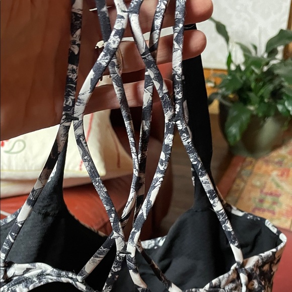 lululemon athletica Black and White Floral Sports Bra - Picture 5 of 6